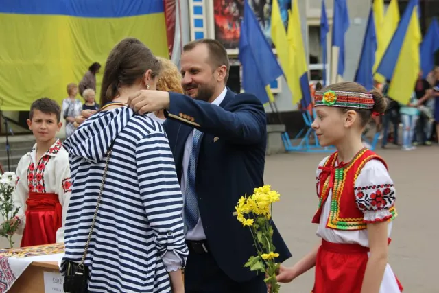 У місті нагородили випускників шкіл золотими та срібними медалями — фото 11