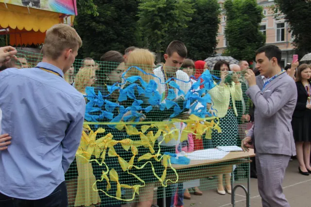 У місті нагородили випускників шкіл золотими та срібними медалями — фото 13