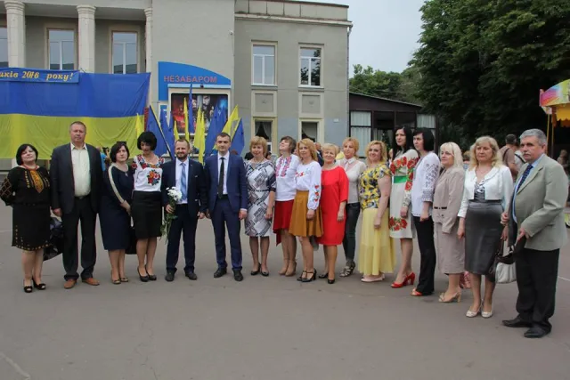 У місті нагородили випускників шкіл золотими та срібними медалями — фото 16