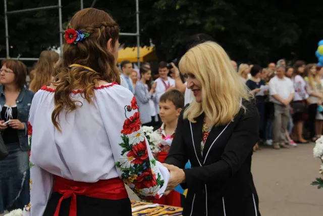 У місті нагородили випускників шкіл золотими та срібними медалями — фото 5