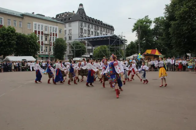 У місті нагородили випускників шкіл золотими та срібними медалями — фото 6