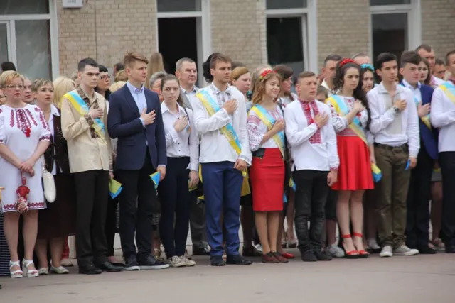 У місті нагородили випускників шкіл золотими та срібними медалями — фото 7