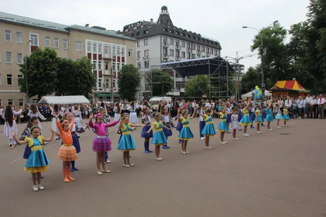 У місті нагородили випускників шкіл золотими та срібними медалями — фото 8