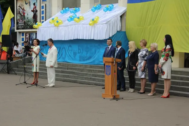 У місті нагородили випускників шкіл золотими та срібними медалями — фото 9