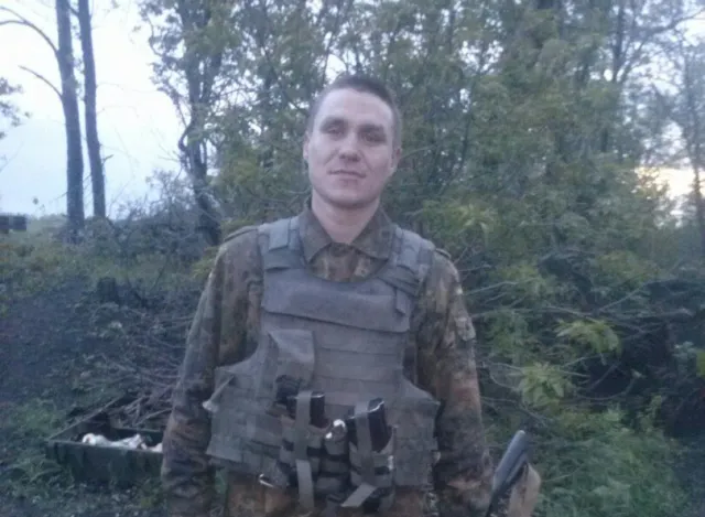 У зоні АТО загинув 27-річний славутчанин Цимбалюк Анатолій. Сьогодні у Славуті поховали Героя — фото 10
