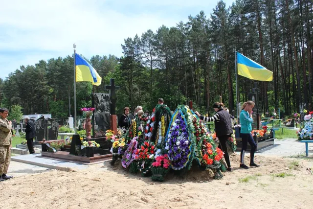У зоні АТО загинув 27-річний славутчанин Цимбалюк Анатолій. Сьогодні у Славуті поховали Героя — фото 9