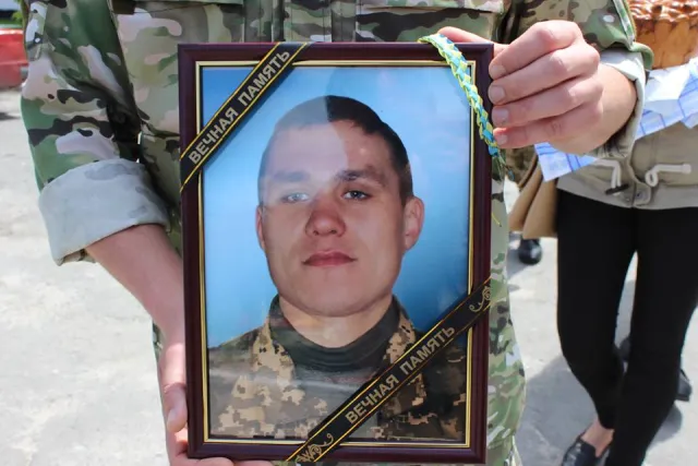 У зоні АТО загинув 27-річний славутчанин Цимбалюк Анатолій. Сьогодні у Славуті поховали Героя — фото 1