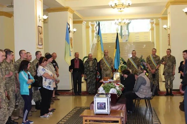 У зоні АТО загинув 27-річний славутчанин Цимбалюк Анатолій. Сьогодні у Славуті поховали Героя — фото 4