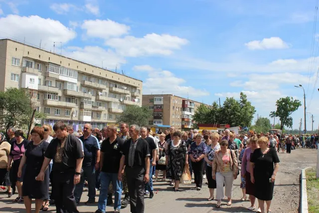 У зоні АТО загинув 27-річний славутчанин Цимбалюк Анатолій. Сьогодні у Славуті поховали Героя — фото 6