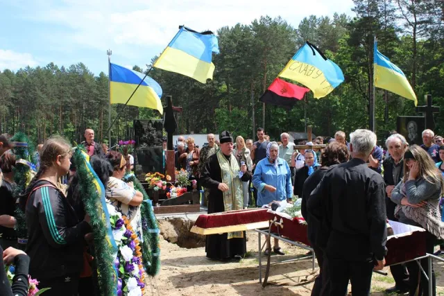 У зоні АТО загинув 27-річний славутчанин Цимбалюк Анатолій. Сьогодні у Славуті поховали Героя — фото 8