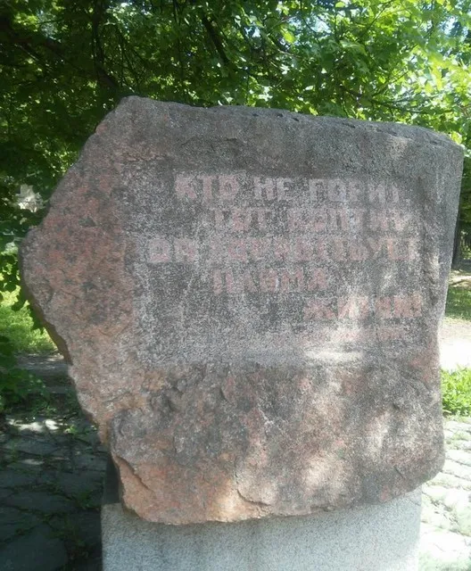 У Кам'янці-Подільському демонтують пам'ятний «комсомольський» камінь — фото 1