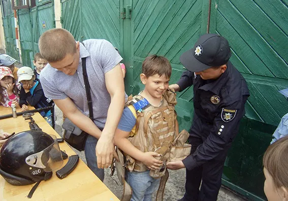 Школярі завітали на «Дні відкритих дверей» до поліцейських відділків — фото 3