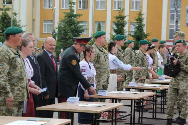 У Хмельницькому близько 500 солдатів-прикордонників склали військову присягу — фото 1