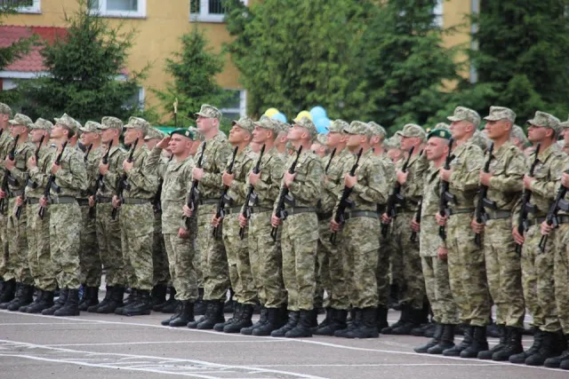 У Хмельницькому близько 500 солдатів-прикордонників склали військову присягу — фото 14