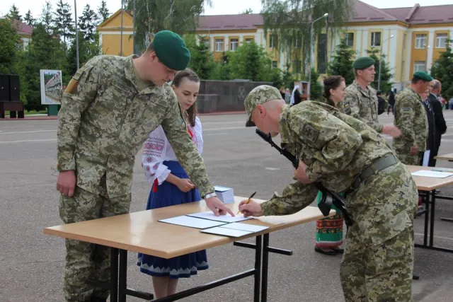 У Хмельницькому близько 500 солдатів-прикордонників склали військову присягу — фото 15