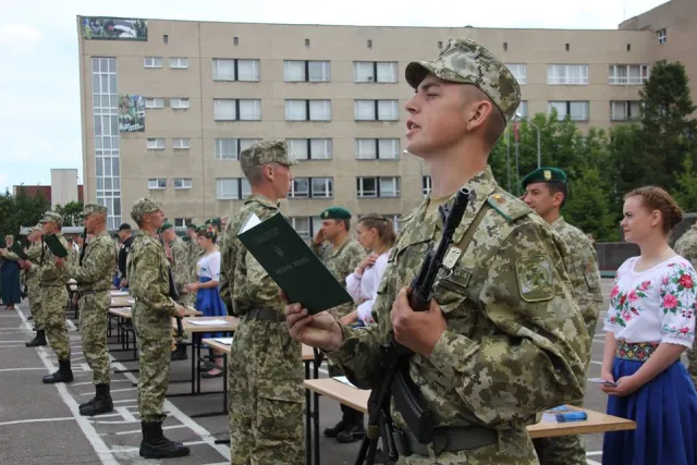У Хмельницькому близько 500 солдатів-прикордонників склали військову присягу — фото 16