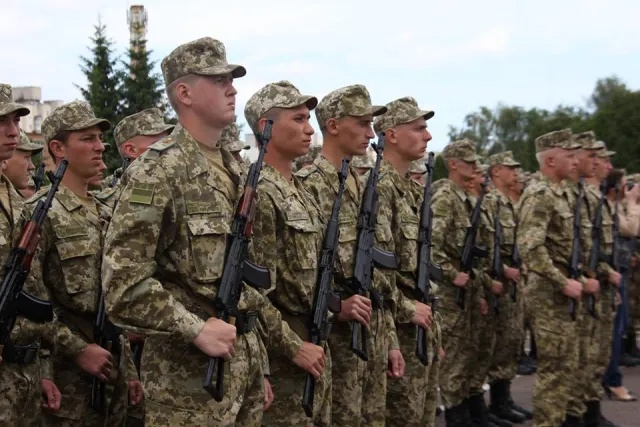 У Хмельницькому близько 500 солдатів-прикордонників склали військову присягу — фото 17