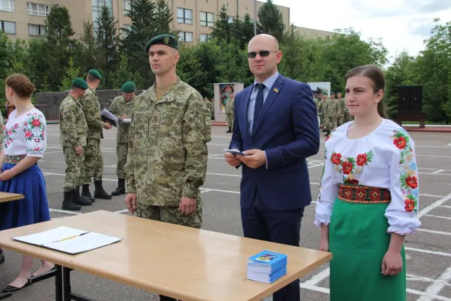 У Хмельницькому близько 500 солдатів-прикордонників склали військову присягу — фото 3