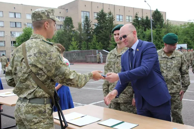 У Хмельницькому близько 500 солдатів-прикордонників склали військову присягу — фото 9