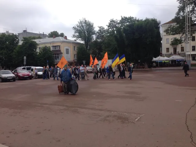 На Майдані Незалежності ліквідатори ЧАЕС та учасники АТО влаштували акцію протесту. Мітингуючі прийняли звернення до Порошенка — фото 2
