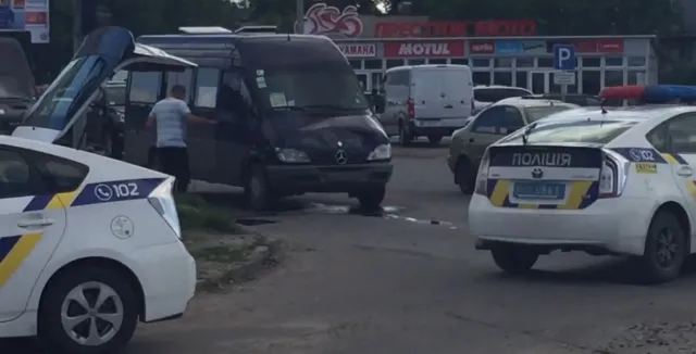 У Хмельницькому зіткнулися автомобіль «Daewoo» та маршрутка — фото 1