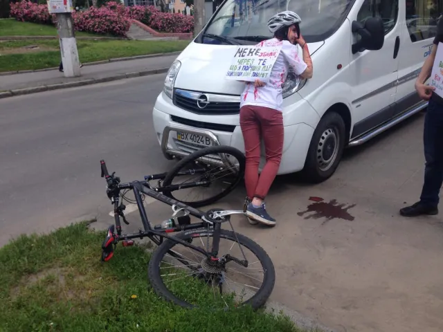 Аварія, кров, трупи та дурні за кермом - активісти провели акцію «Шолом від дурнів не врятує» — фото 1