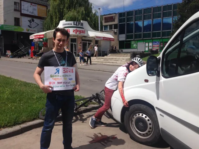 Аварія, кров, трупи та дурні за кермом - активісти провели акцію «Шолом від дурнів не врятує» — фото 3