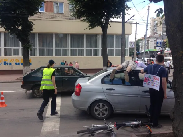 Аварія, кров, трупи та дурні за кермом - активісти провели акцію «Шолом від дурнів не врятує» — фото 7