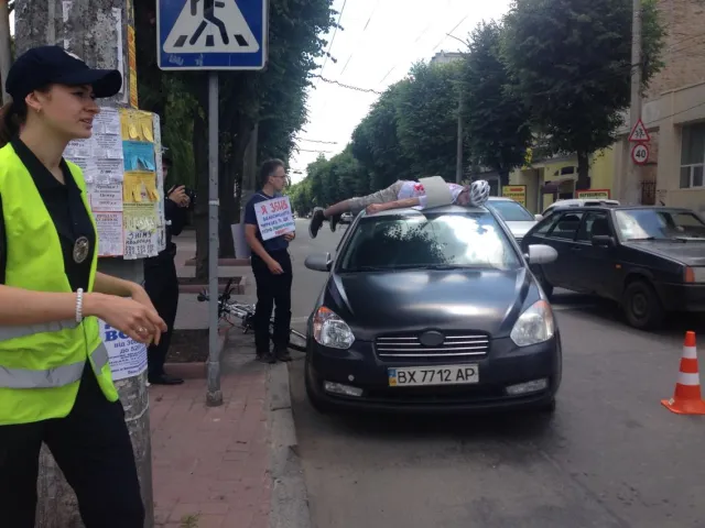 Аварія, кров, трупи та дурні за кермом - активісти провели акцію «Шолом від дурнів не врятує» — фото 8