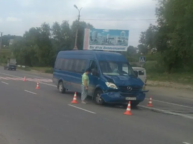 У місті зіткнулися «ВАЗ» та мікроавтобус — фото 1