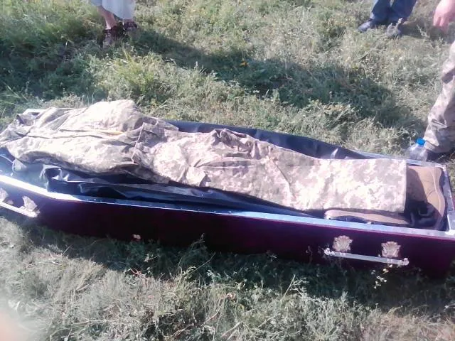 На Хмельниччину доставили тіло загиблого в квітні бійця АТО — фото 3