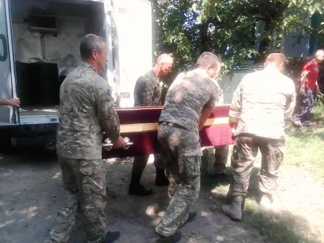 На Хмельниччину доставили тіло загиблого в квітні бійця АТО — фото 9
