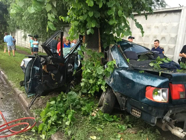 У Хмельницькому автомобіль «Audi» врізався у дерево. Водій загинув на місці. З'явились фото з місця аварії — фото 6