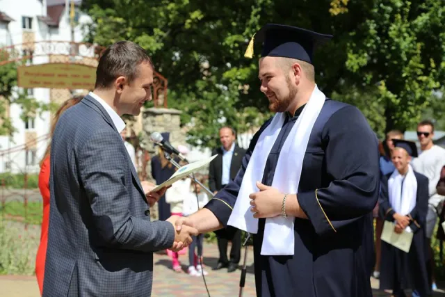Выпускники Хмельницкого института социальных технологий университета «Украина» получили дипломы — фото 8