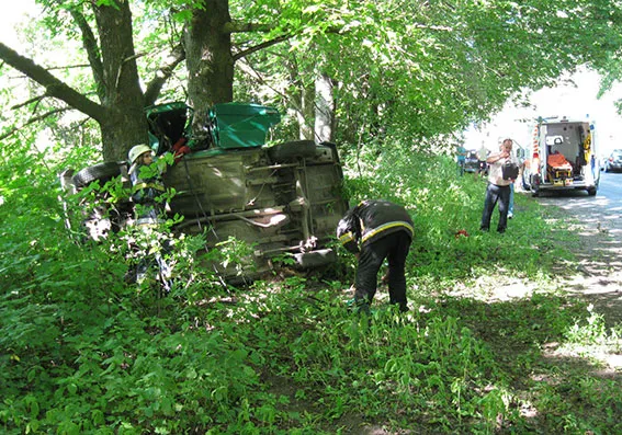 В Полонскому районе автомобиль «ВАЗ» съехал в кювет и врезался в дерево. 39-летний водитель погиб на месте — фото 1