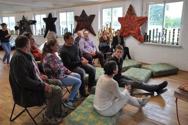 Кам'янчани презентують свої роботи на пленері скульптур металопластики «Багато голубів в Укмерге» — фото 2