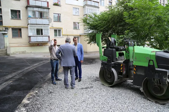 У місті тривають ремонтні роботи на прибудинкових територіях — фото 1