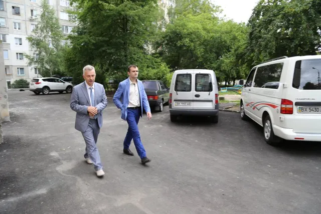 У місті тривають ремонтні роботи на прибудинкових територіях — фото 6