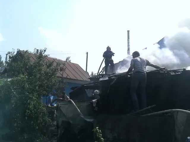 В Старосинявском районе в результате неосторожного обращения с огнем загорелась вспомогательная постройка — фото 2