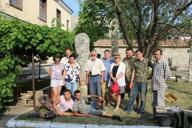 В Музее древностей разместили идола, обнаруженного близ села Суржинцы — фото 1