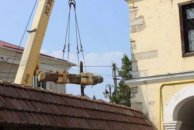 В Музее древностей разместили идола, обнаруженного близ села Суржинцы — фото 2