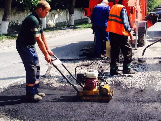 У Кам’янці-Подільському активно ремонтують дороги — фото 1