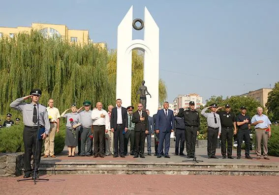 В Хмельницком почтили память 34 погибших правоохранителей — фото 2