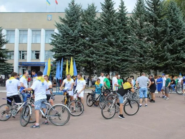 В Волочиске участники велопробега по случаю Дня Независимости Украины преодолели 25 километров — фото 1