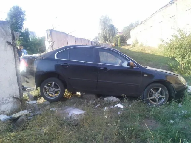 Водій автомобіля «КІА» врізався у бетонний паркан і втік з місця аварії — фото 1