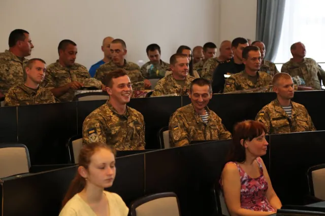 З нагоди Дня Незалежності у місті вручили нагороди кращим хмельничанам за виконання військового обов'язку — фото 1