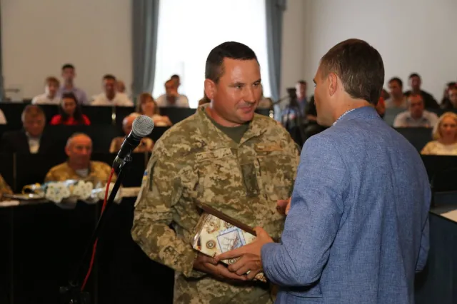 З нагоди Дня Незалежності у місті вручили нагороди кращим хмельничанам за виконання військового обов'язку — фото 7