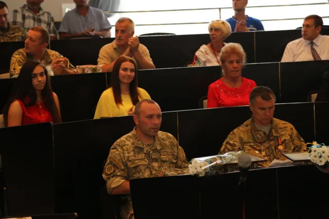 З нагоди Дня Незалежності у місті вручили нагороди кращим хмельничанам за виконання військового обов'язку — фото 10