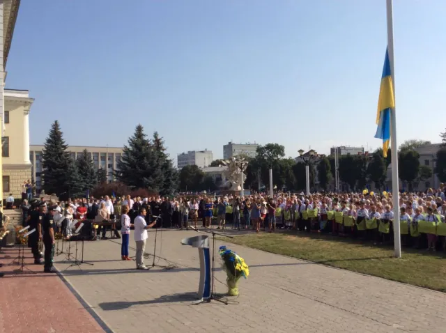 В Хмельницком торжественно подняли Государственный Флаг Украины на Майдане Независимости — фото 2