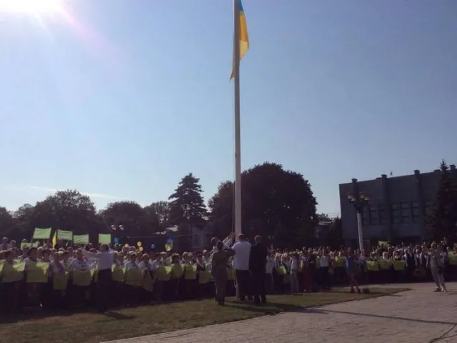 В Хмельницком торжественно подняли Государственный Флаг Украины на Майдане Независимости — фото 3